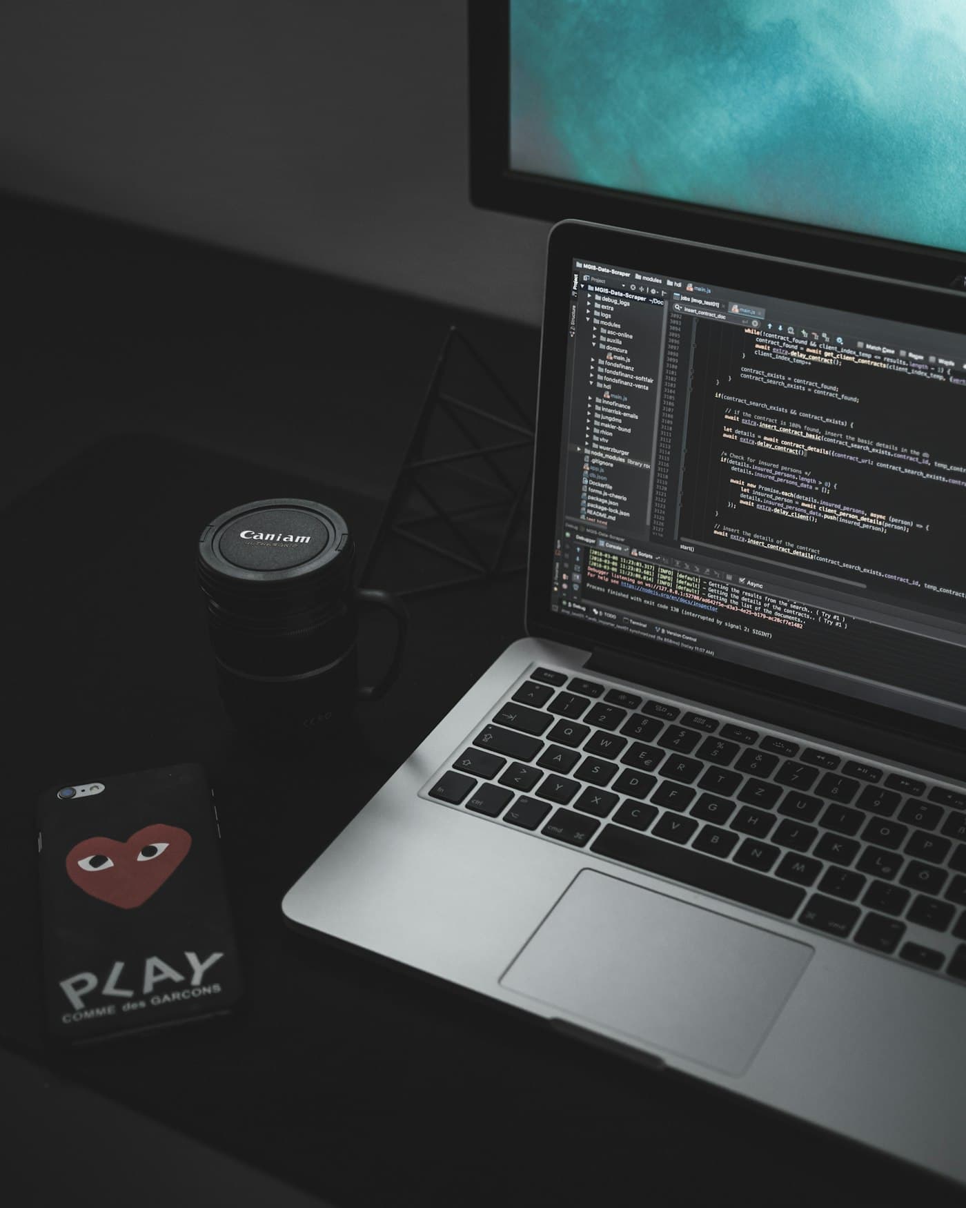 Laptop mit Quellcode auf dem Bildschirm